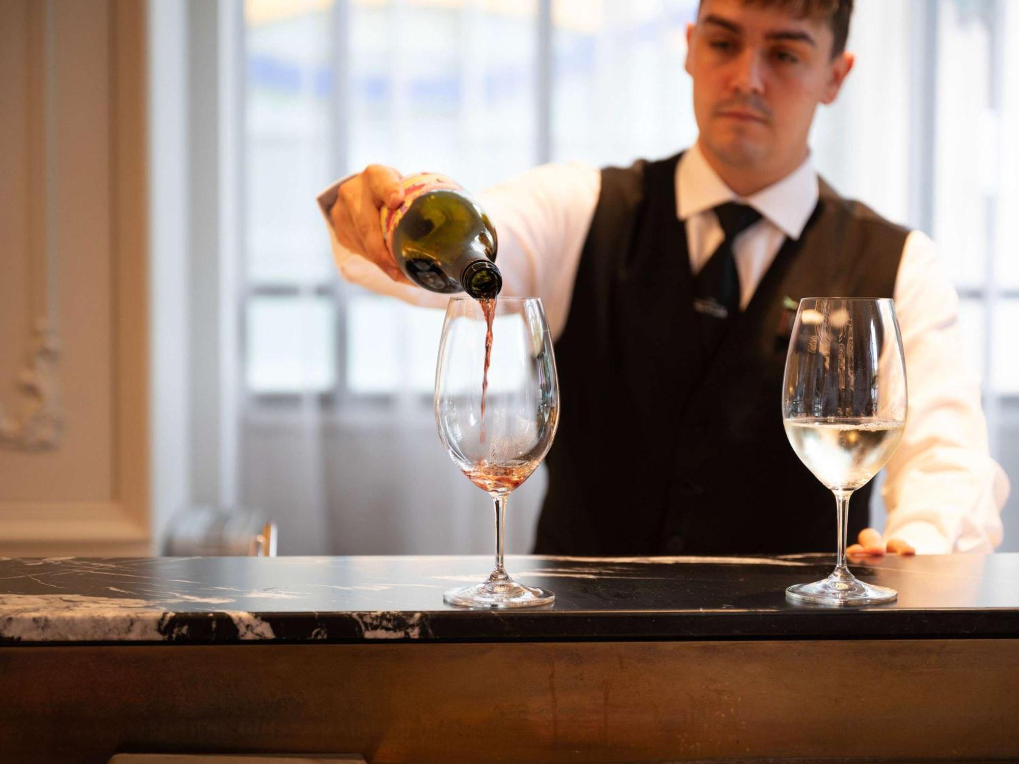 The Playford Adelaide - Mgallery מראה חיצוני תמונה A sommelier pouring wine